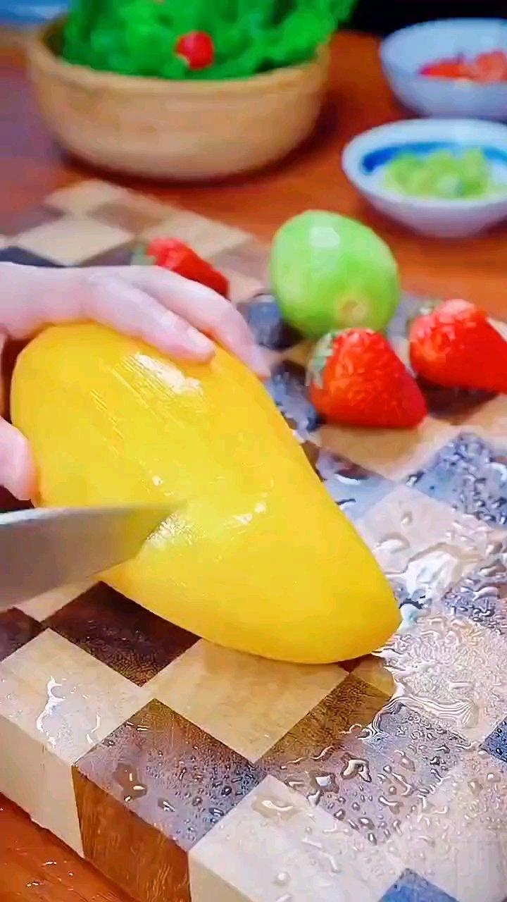 夏天少不了滑溜溜的双皮奶，冰冰凉凉，配上水果太赞了