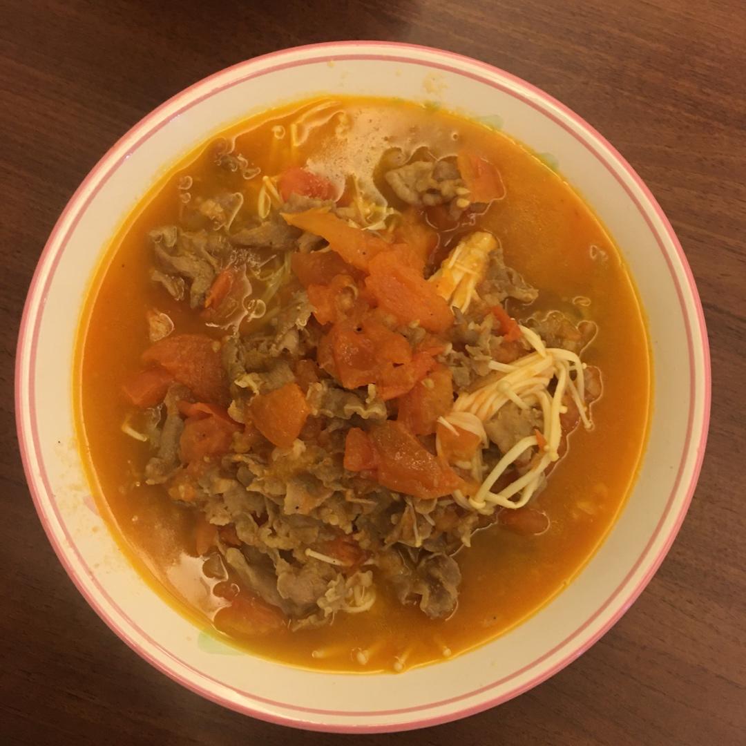 番茄金针菇肥牛锅 鲜到眉毛掉