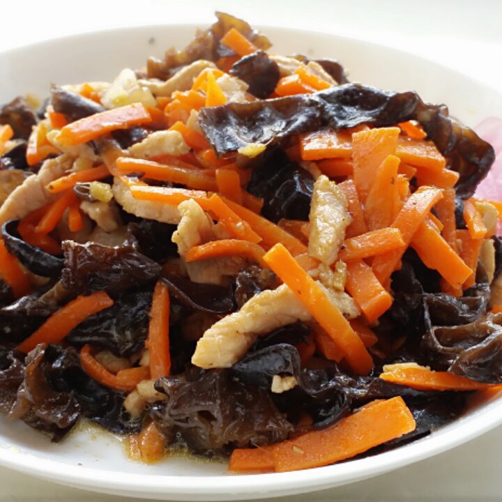 胡萝卜木耳炒肉丝