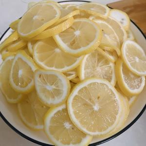 夏日特饮柠檬百香果的做法 步骤1