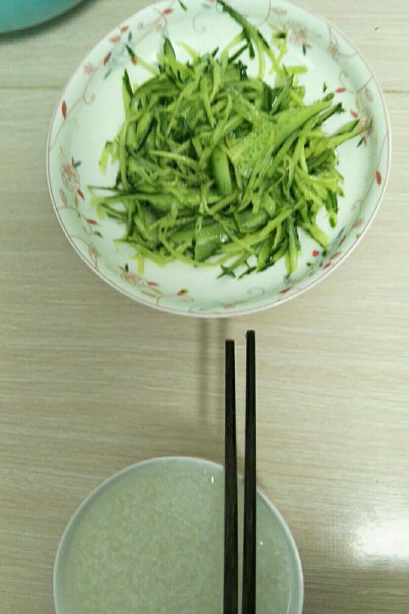 凉拌黄瓜丝