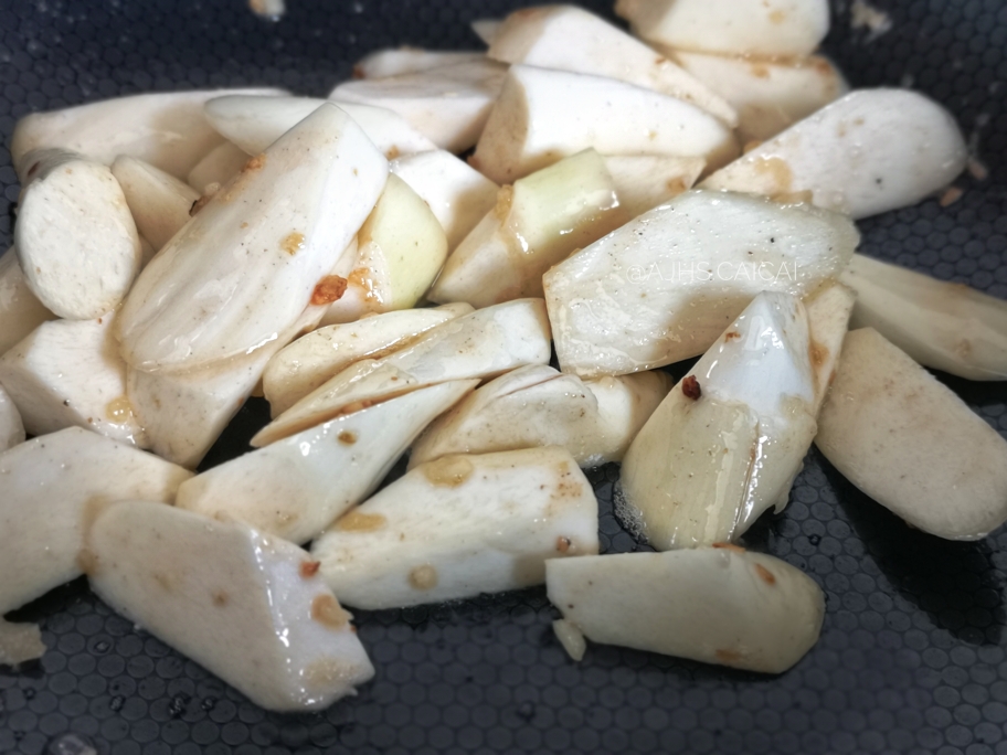 茭白蒜蓉吮指虾的做法 步骤2