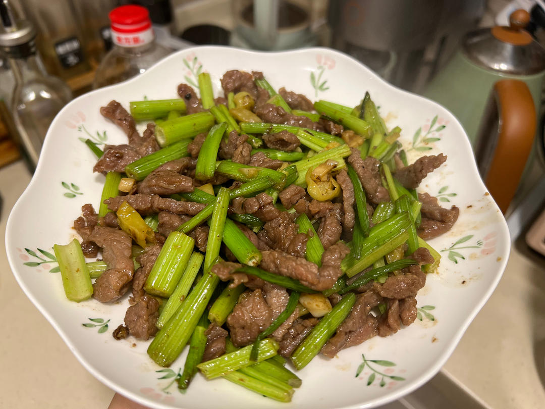 牛肉炒芹菜(不老不柴嫩滑多汁)