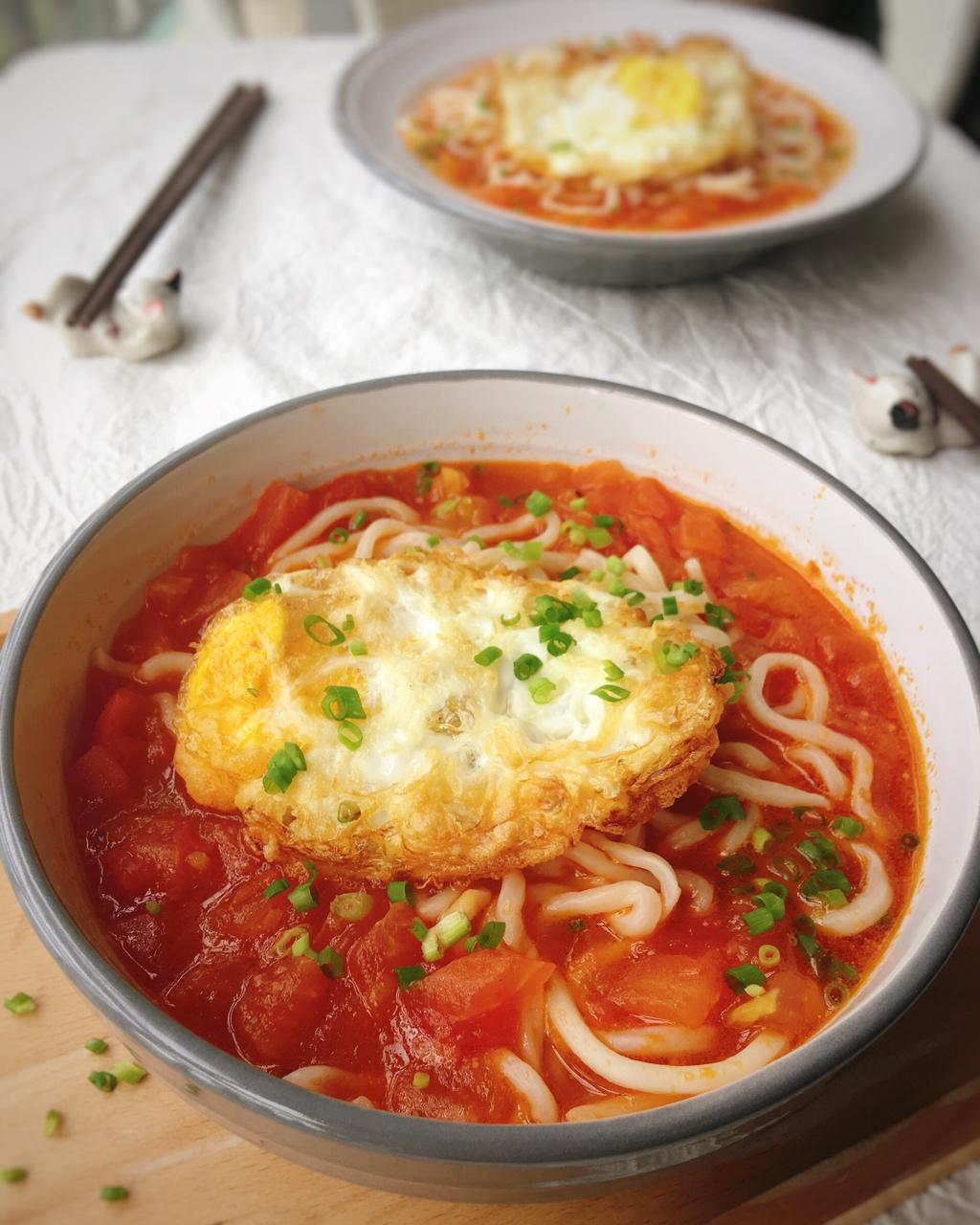 西红柿鸡蛋面 1:西红柿2个,鸡蛋2个,手工拉面适量,小葱 2:西红柿去皮