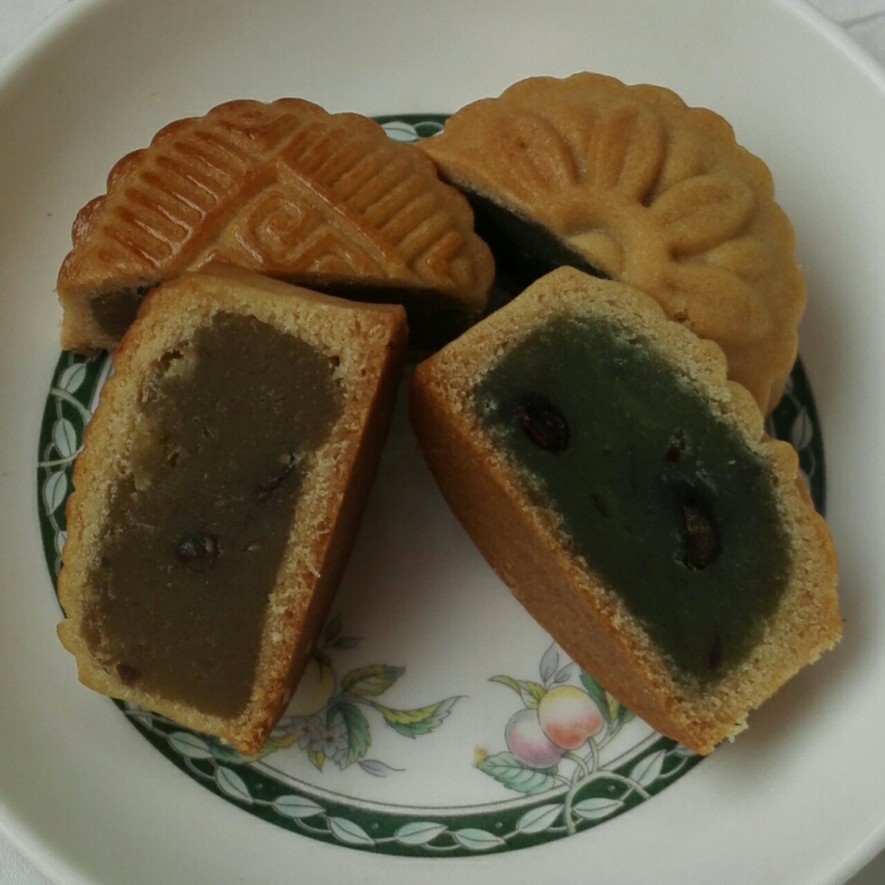 广式月饼－－蛋黄豆沙月饼
