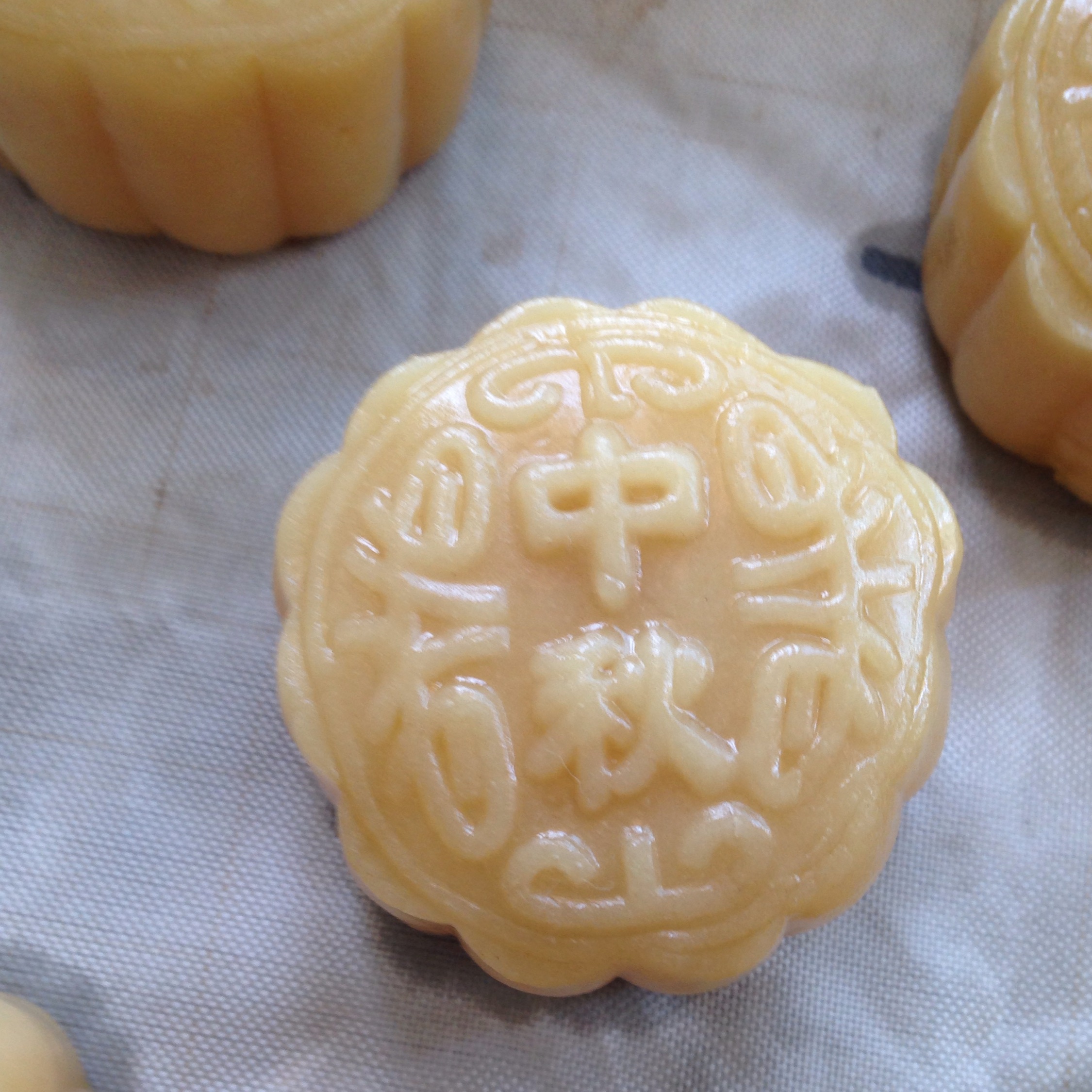 广式月饼－－蛋黄豆沙月饼