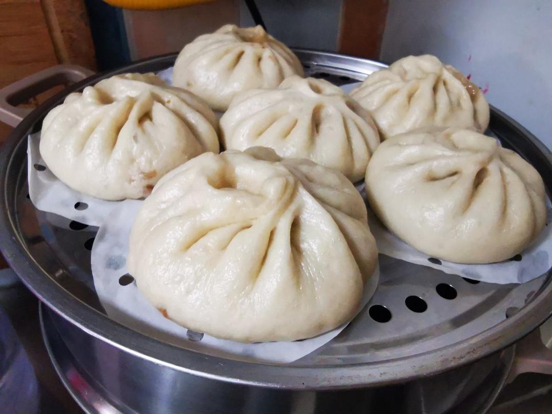 松软多汁的香葱香菇肉包子