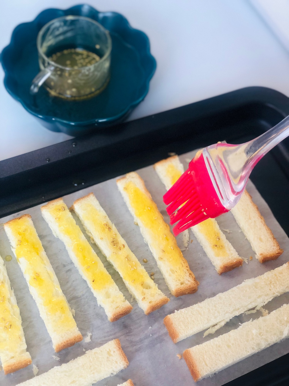 吃不完的面包片/这样做黄油蜂蜜面包条绝了的做法 步骤7