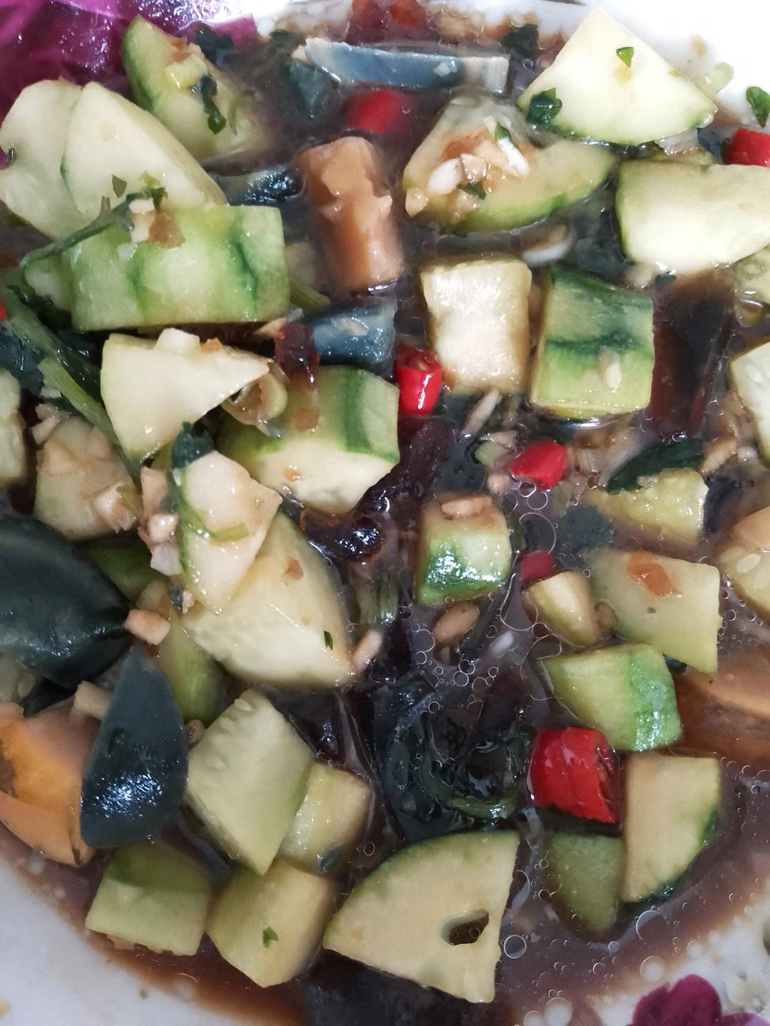 厨师长教你：“青瓜拌皮蛋”的家常做法，酸辣爽脆，简单美味