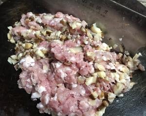 鱿鱼冬菇蒸肉饼的做法 步骤2