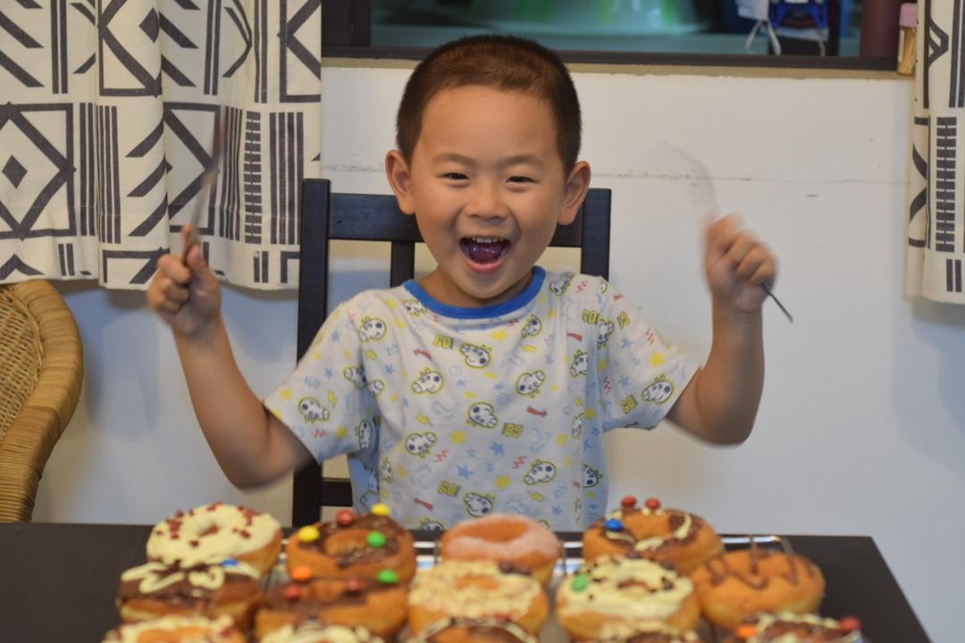 不完美但好吃的甜甜圈（无需烤箱和模具）