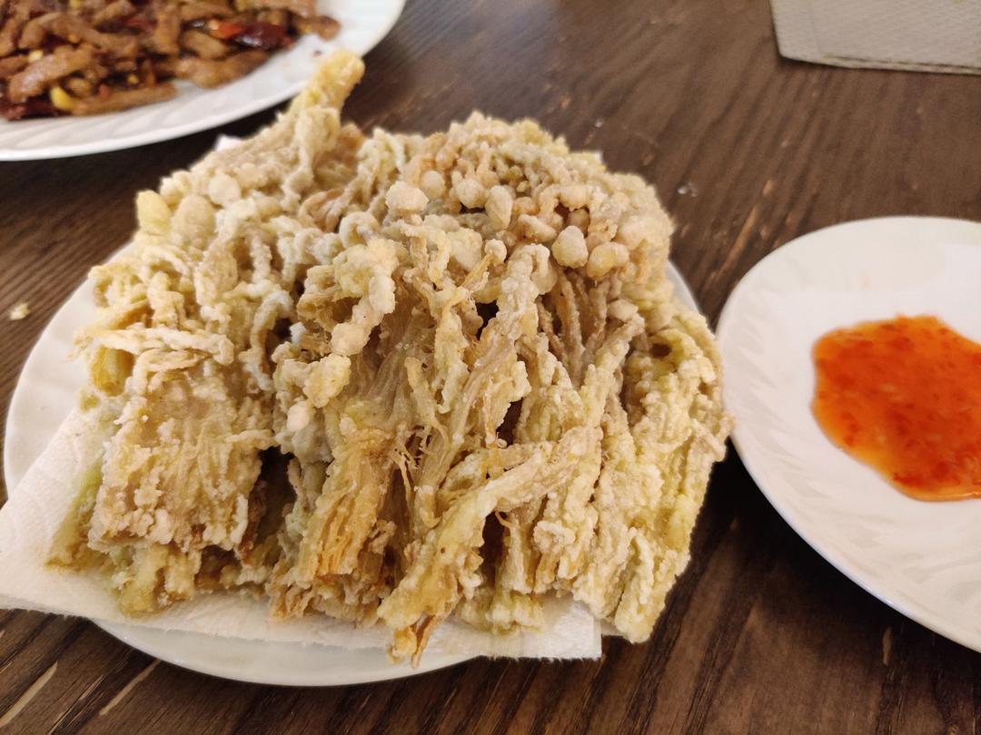 超级好吃的油炸椒盐香酥金针菇，酥香可口又劲道