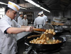 惠州非物质文化遗产项目展示：黄金酥丸制作技艺的做法 步骤4