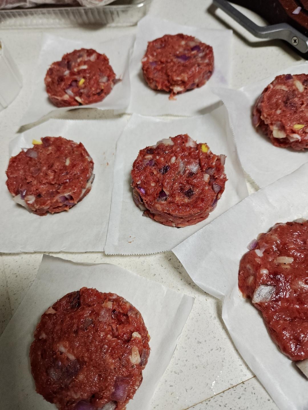 爆汁的牛肉汉堡肉饼
