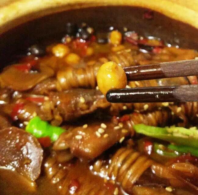 鸭脚包炖豆的做法