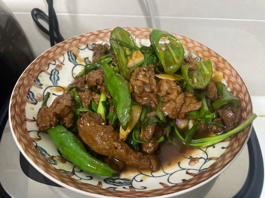 厨师长教你：“葱爆牛肉”的家常做法，葱香味浓郁先收藏起来