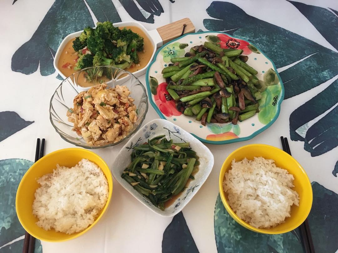 芦笋炒蘑菇