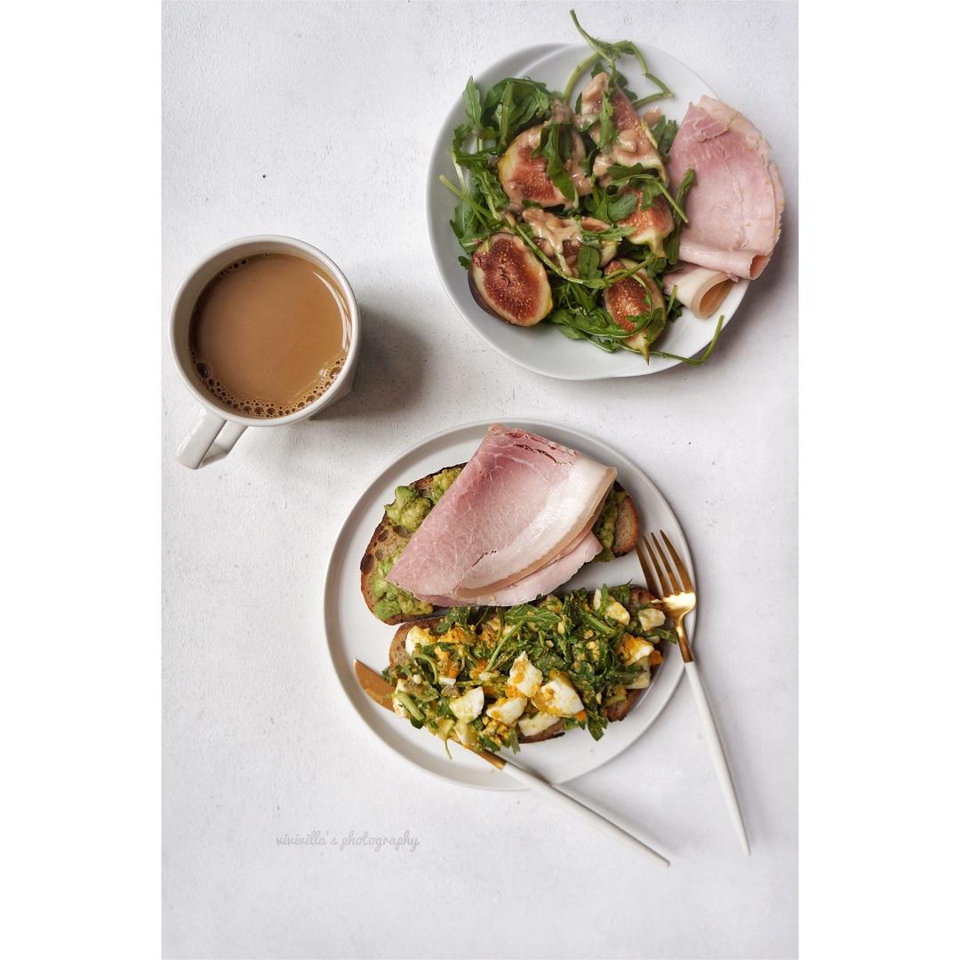 芝麻菜鸡蛋贝果三明治。