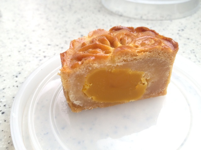广式蛋黄莲蓉月饼