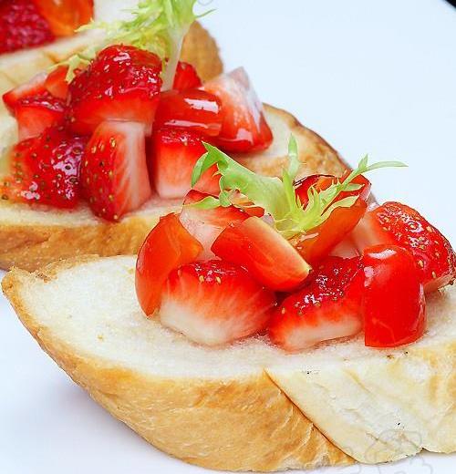 蜜汁番茄草莓面包片的做法