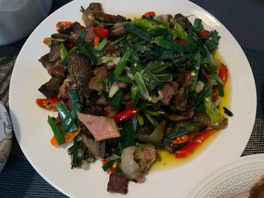 最具人间烟火气的大蒜辣椒炒湖南腊肉