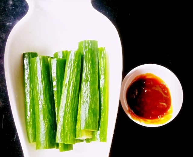 黄瓜蘸黄豆酱