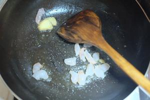 这配色暖暖的-黄瓜虾仁炒鸡蛋的做法 步骤4