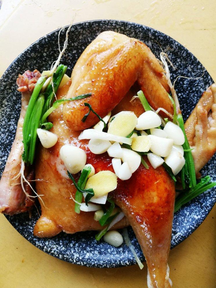 肥美的小猪做的蒜香蒸鸡