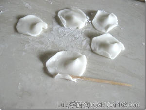 第一朵翻糖玫瑰–自制棉花糖翻糖膏—Marshmallow Fondant Rose的做法 步骤8