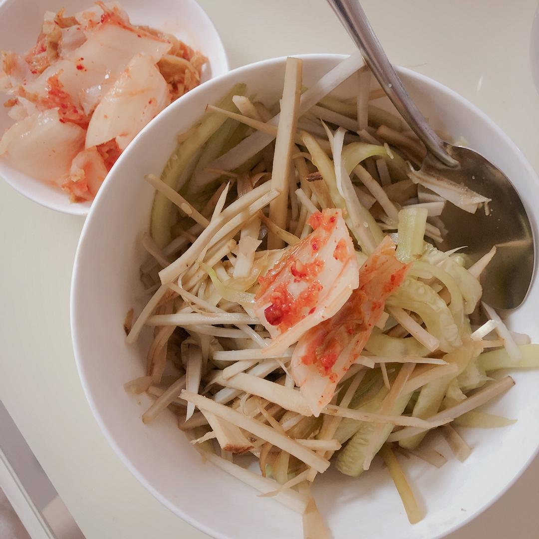 黄瓜芝香凉拌面丨健康·三餐