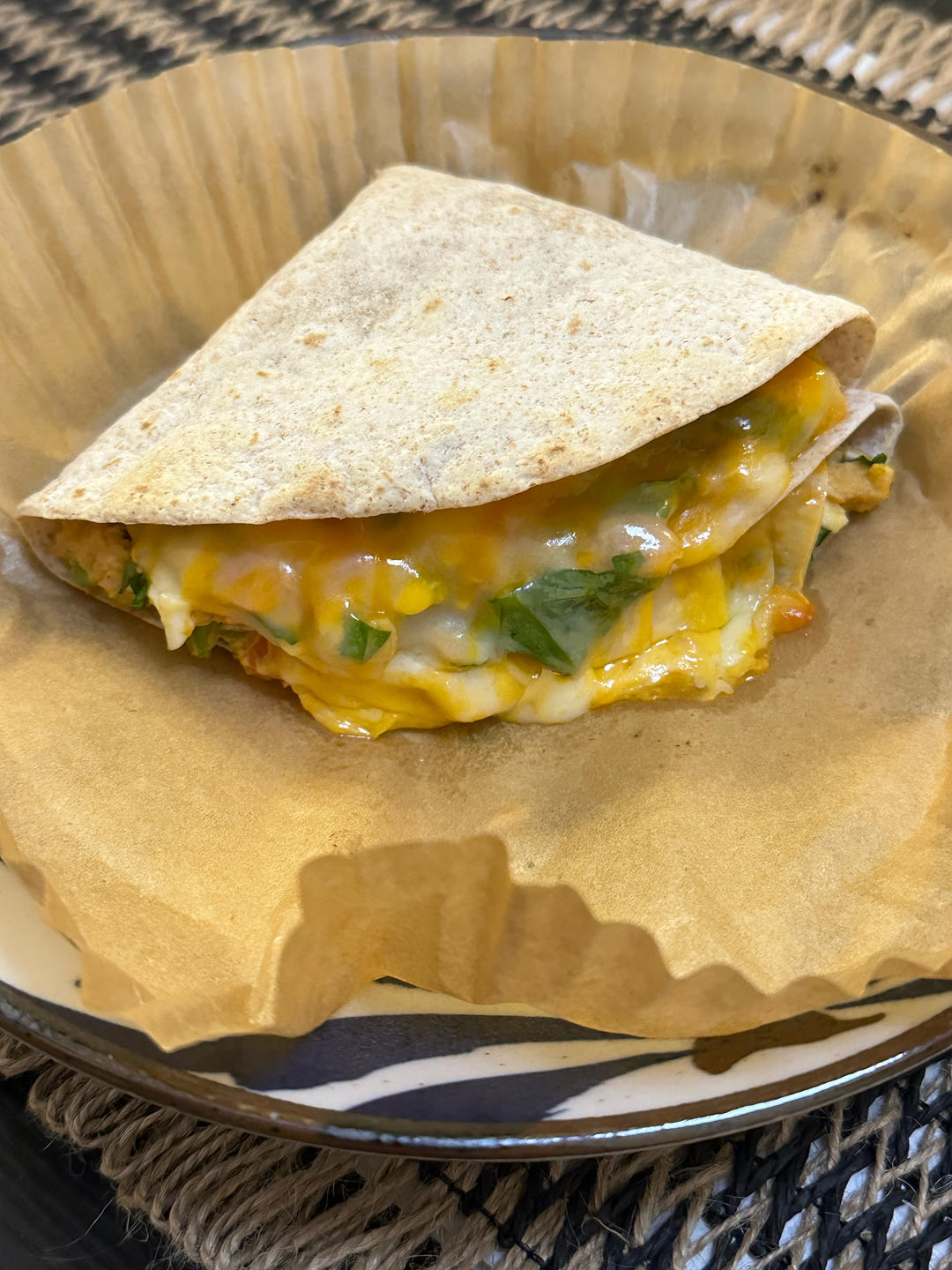 鸡蛋金枪鱼芝士卷饼