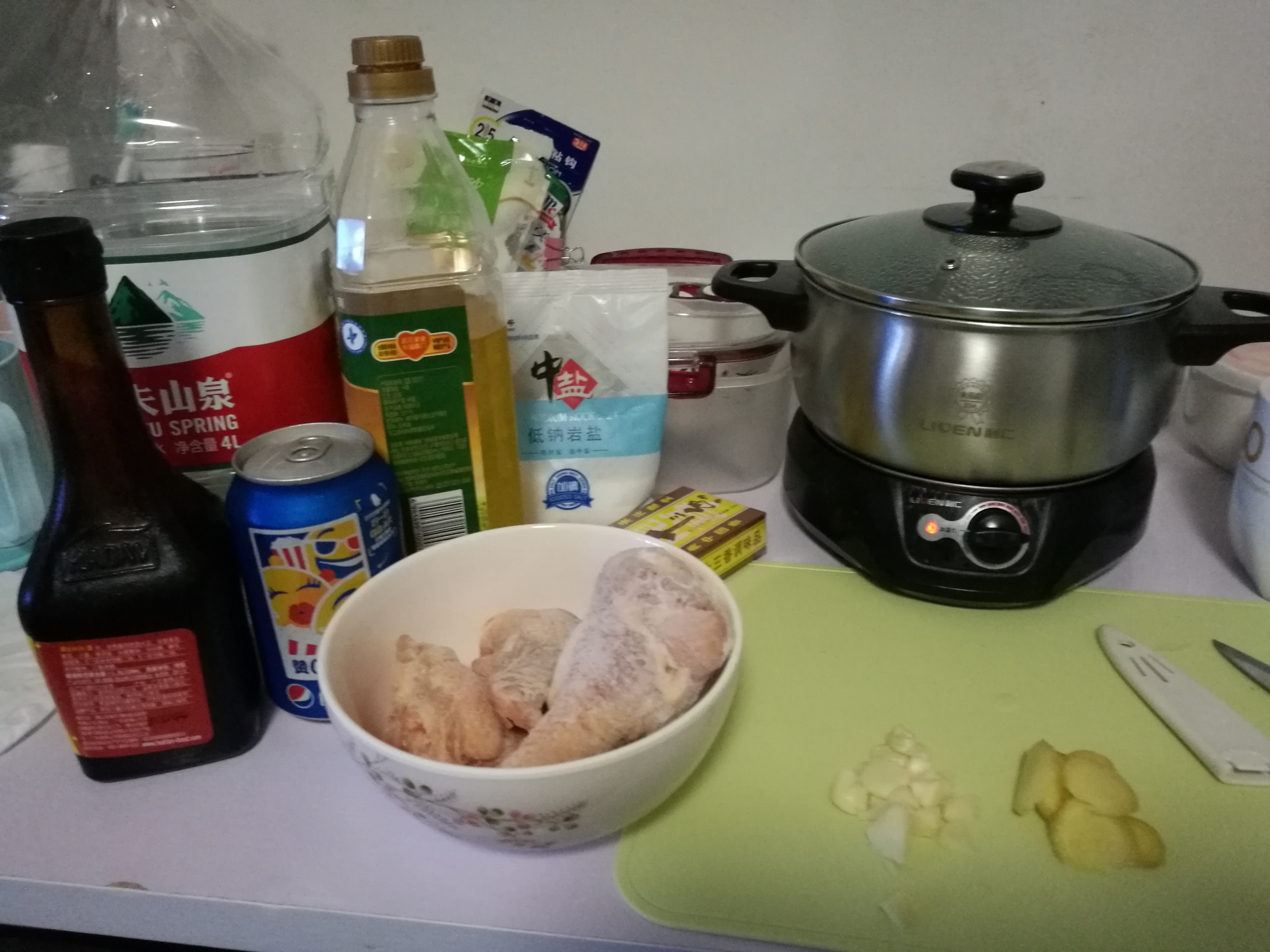 【一人食•宿舍料理】电煮锅可乐鸡翅根&鸡腿的做法 步骤1