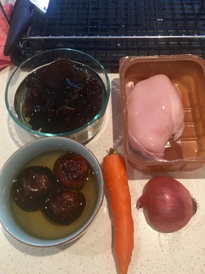 嫩炒香菇鸡胸肉(独家秘制)的做法 步骤1