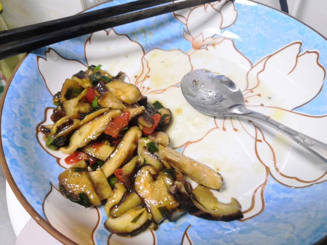 鲜掉眉毛的蚝油白蘑菇