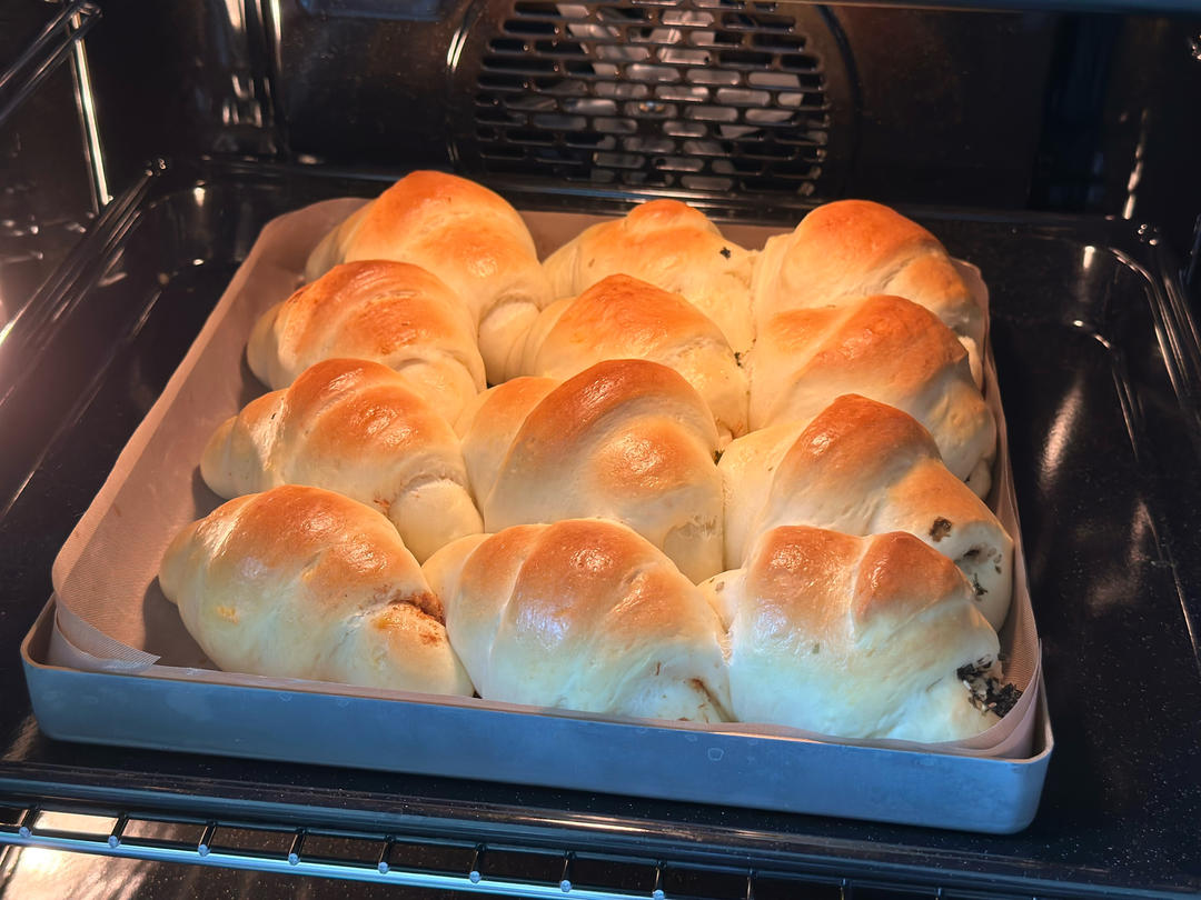 满盘牛角小面包