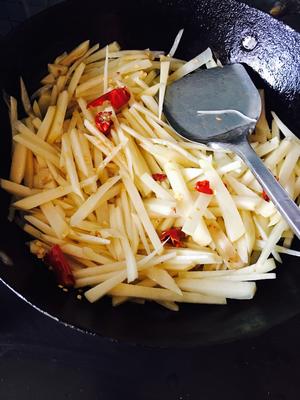 粗条土豆丝炒小葱(有薯条的口感）的做法 步骤5