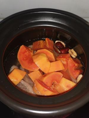 养颜木瓜鸡爪汤的做法 步骤3