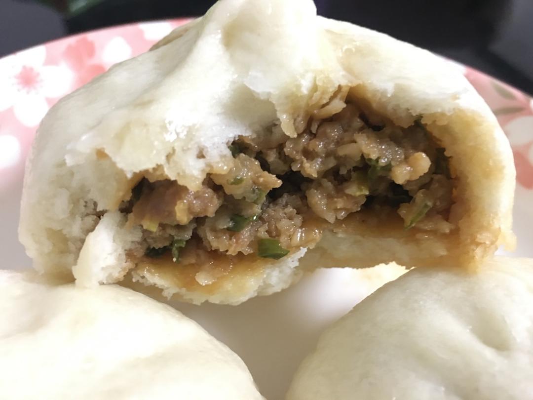 松软多汁的肉包子