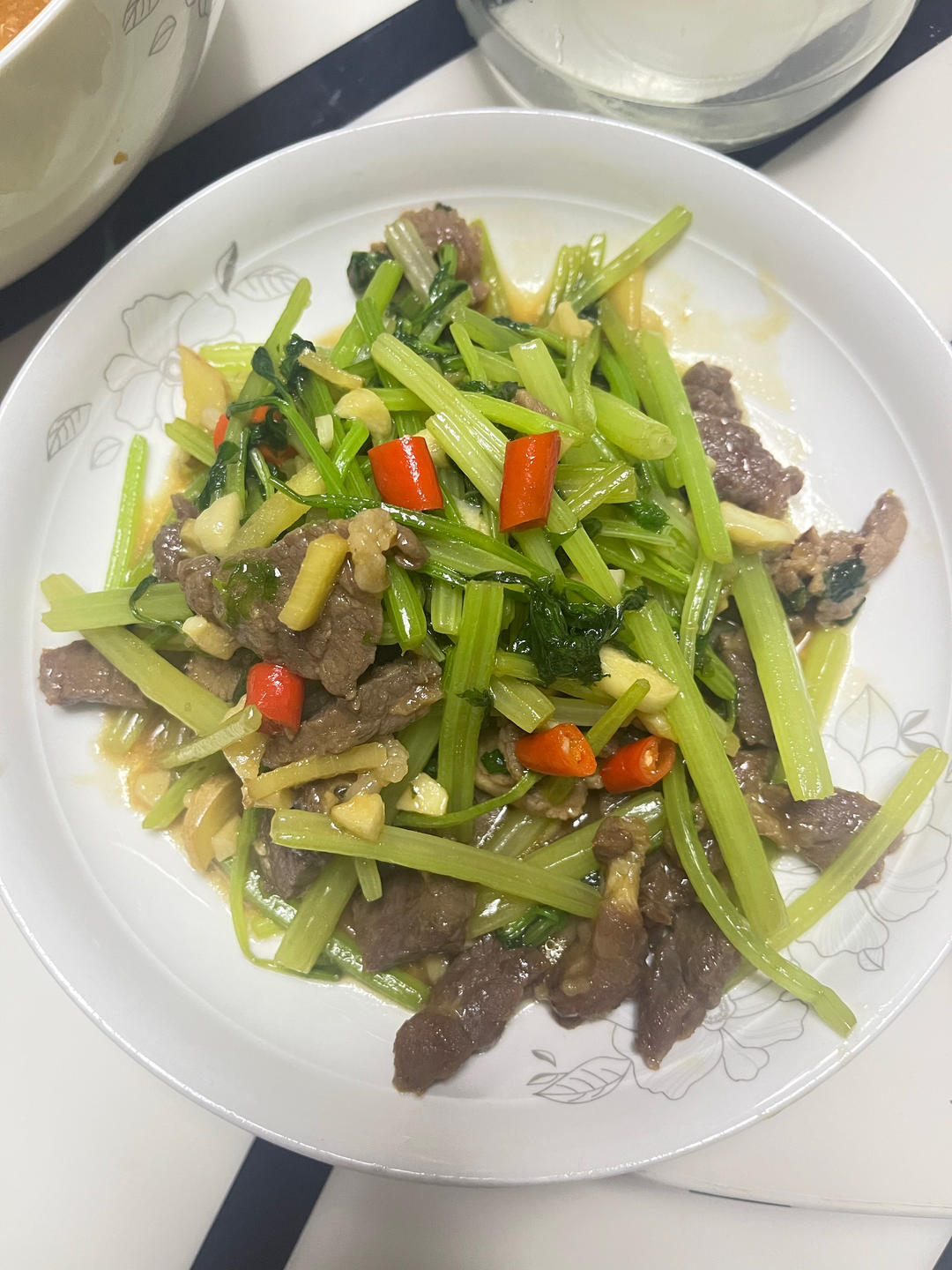 好吃到邻居敲门蹭饭的芹菜炒牛肉！