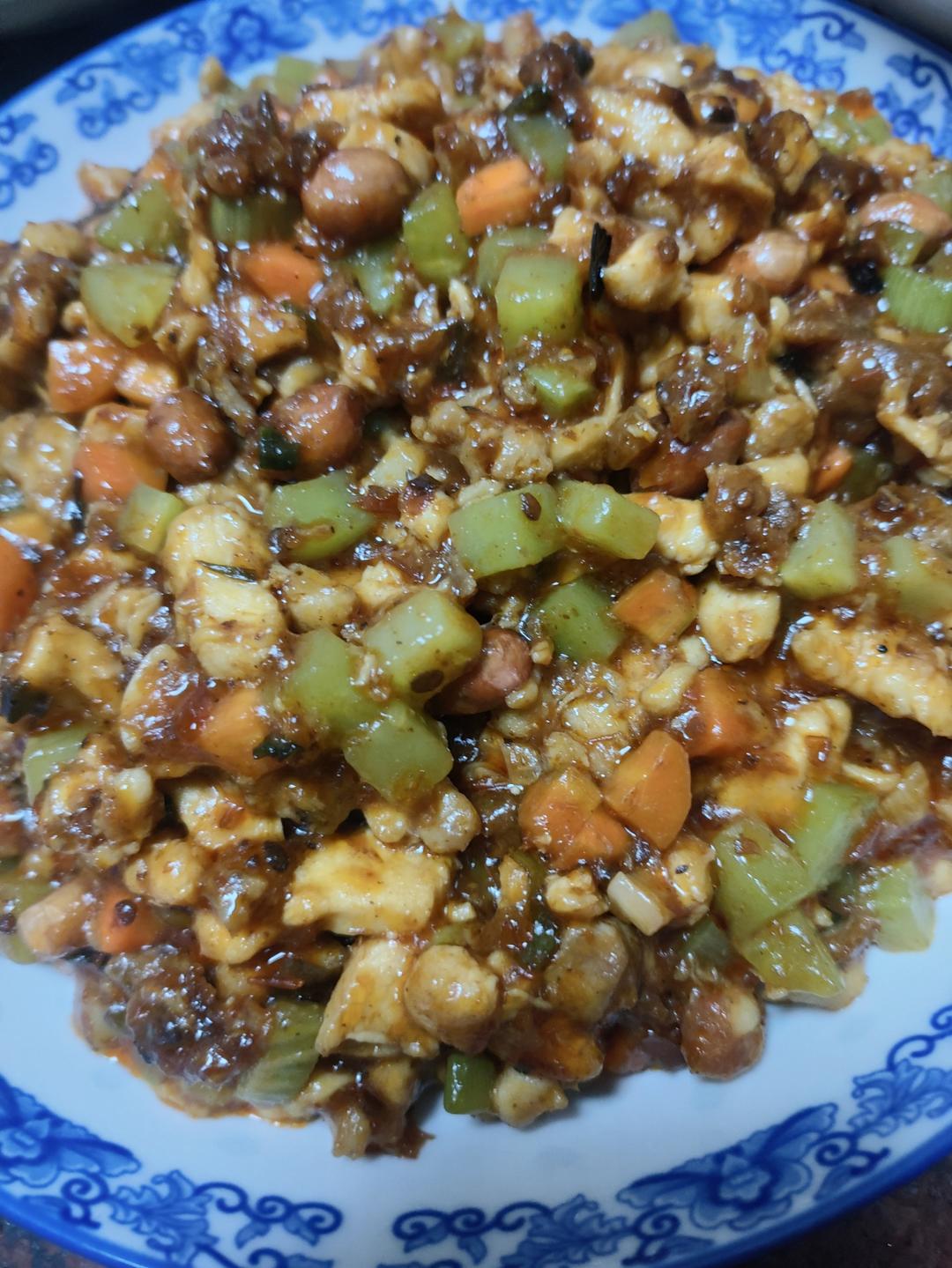 家常快手宫保鸡丁，小朋友也能吃的微辣版，小白也能复刻95%形似，90%味道！