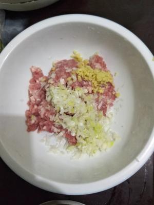 猪肉韭菜馅饺子的做法 步骤1