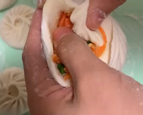 胡萝卜鸡蛋包子（附包子捏法视频）的做法 步骤16