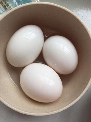 咸鸭蛋，腌制咸鸭蛋以及蛋黄酥里蛋黄的处理，蛋白的消耗的做法 步骤3
