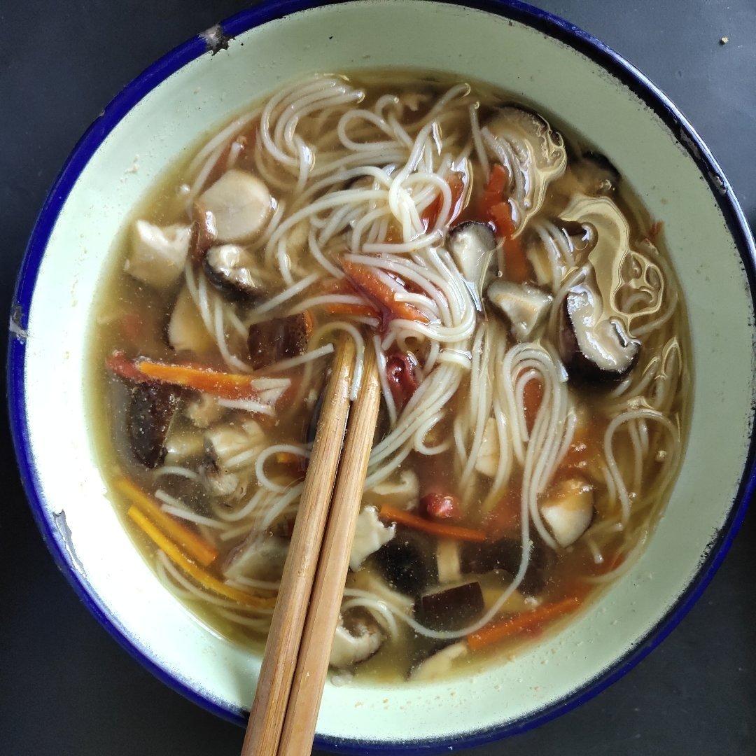 菌汤面条 看得见的香菇 尝得到的鲜美 这才是真正的菌汤