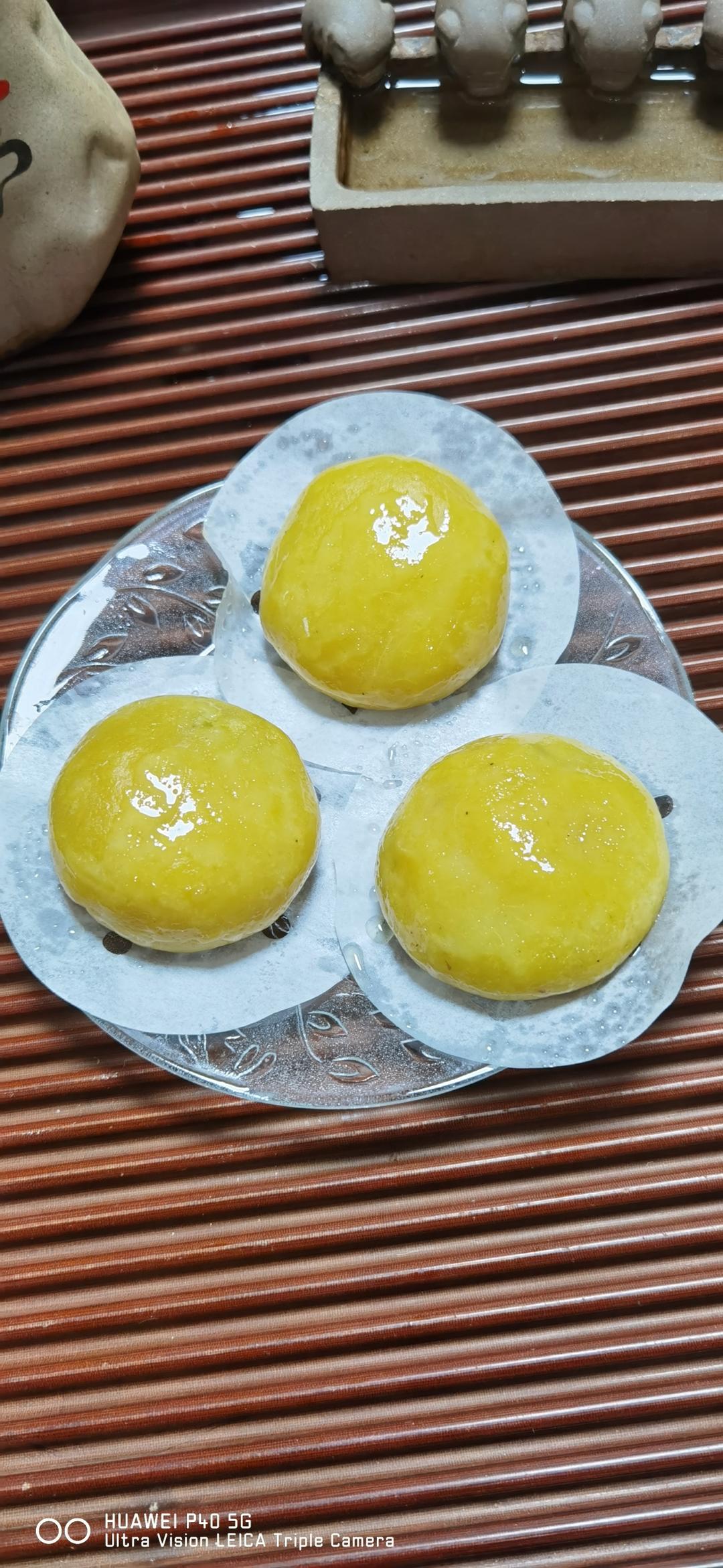 健康美味不上火、老少皆宜的蒸黄金冰皮南瓜月饼&附不需模具南瓜饼🎃压花视频