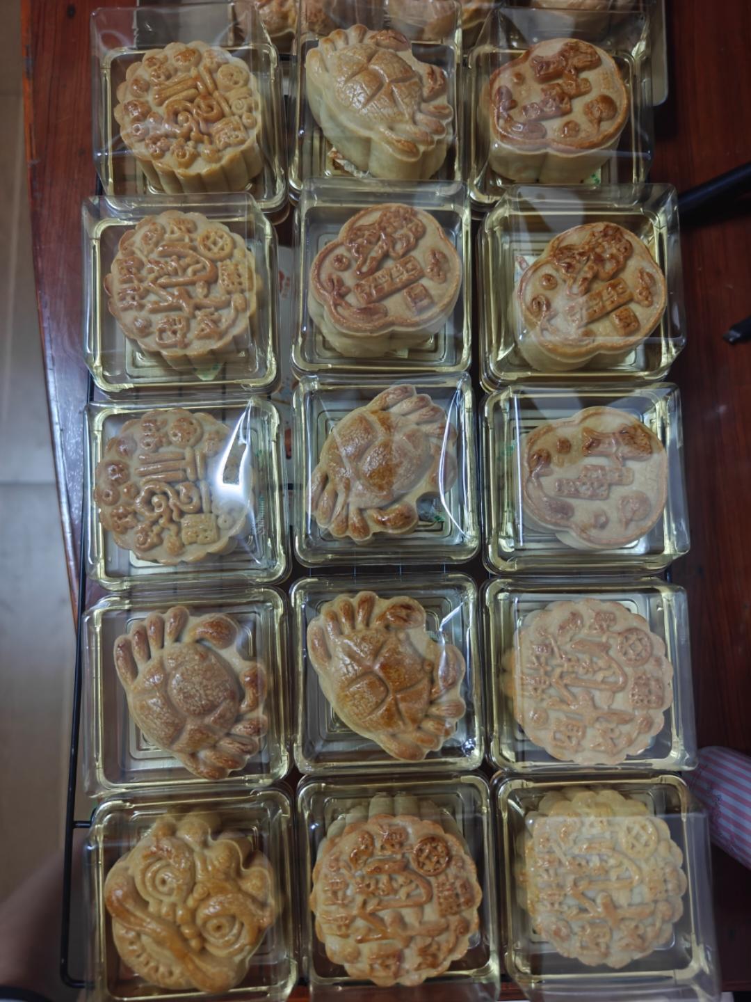 广式月饼－－蛋黄豆沙月饼