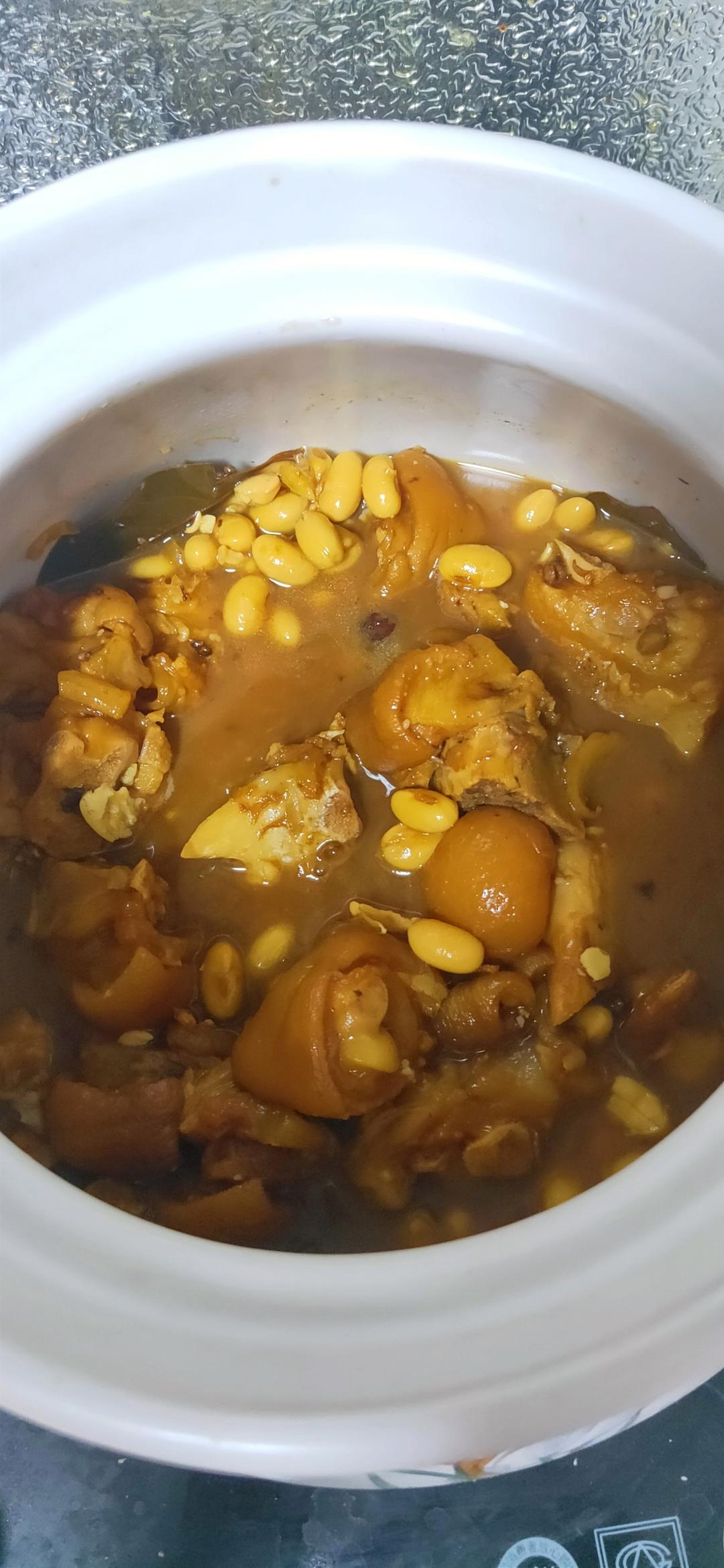 一夹就断的黄豆焖猪蹄