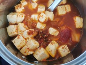 简易版辣白菜豆腐汤的做法 步骤3