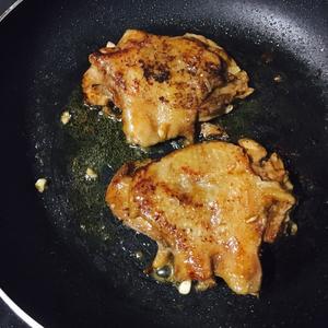 鸡扒（一不小心煎糊版）焗饭的做法 步骤2