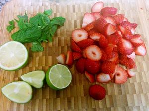 草莓柠檬薄荷电解质smoothie的做法 步骤1